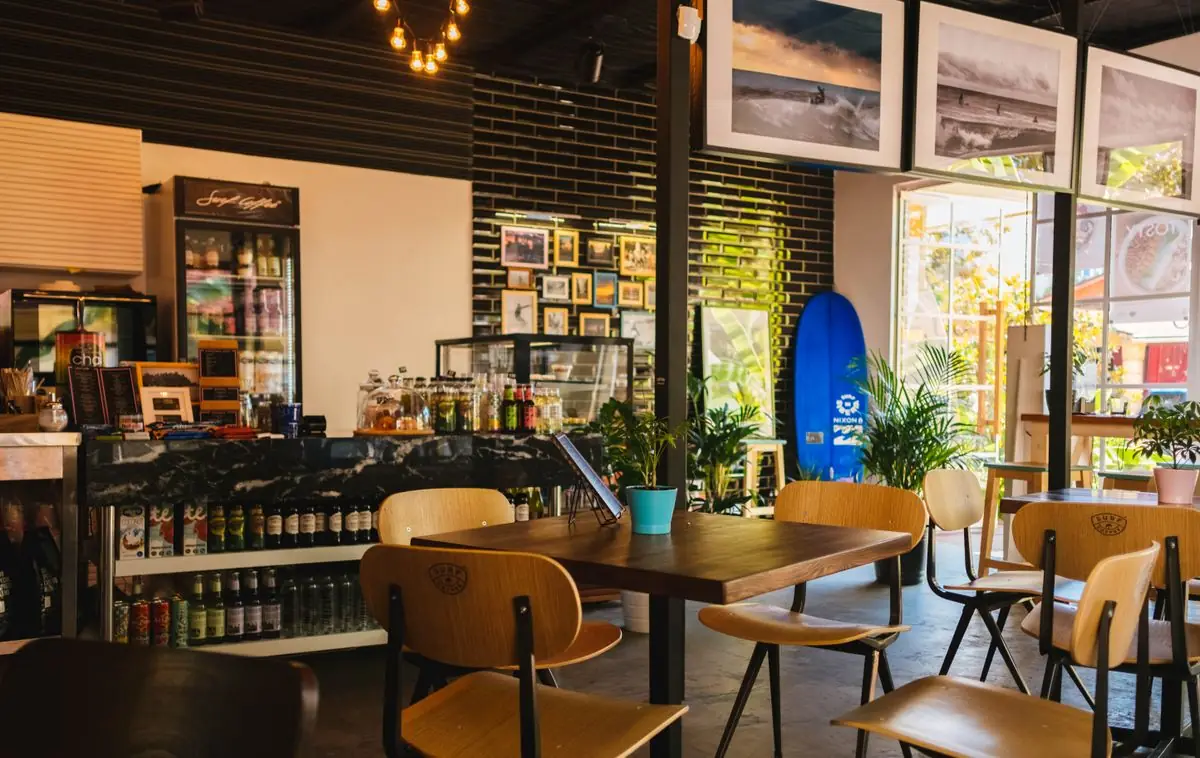 Interior de um café de bairro em São Paulo